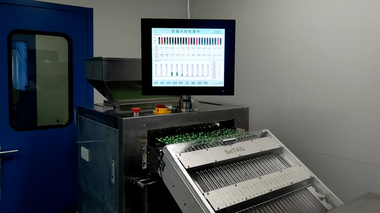 西泰克膠囊片劑檢重秤稱重現場